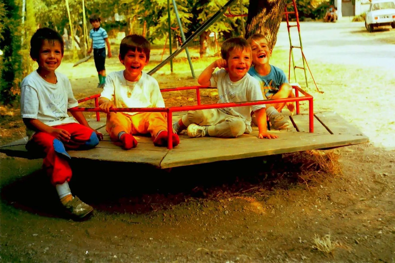 El Dídac de petit amb els seus germans i el seu cosí, rient en un parc